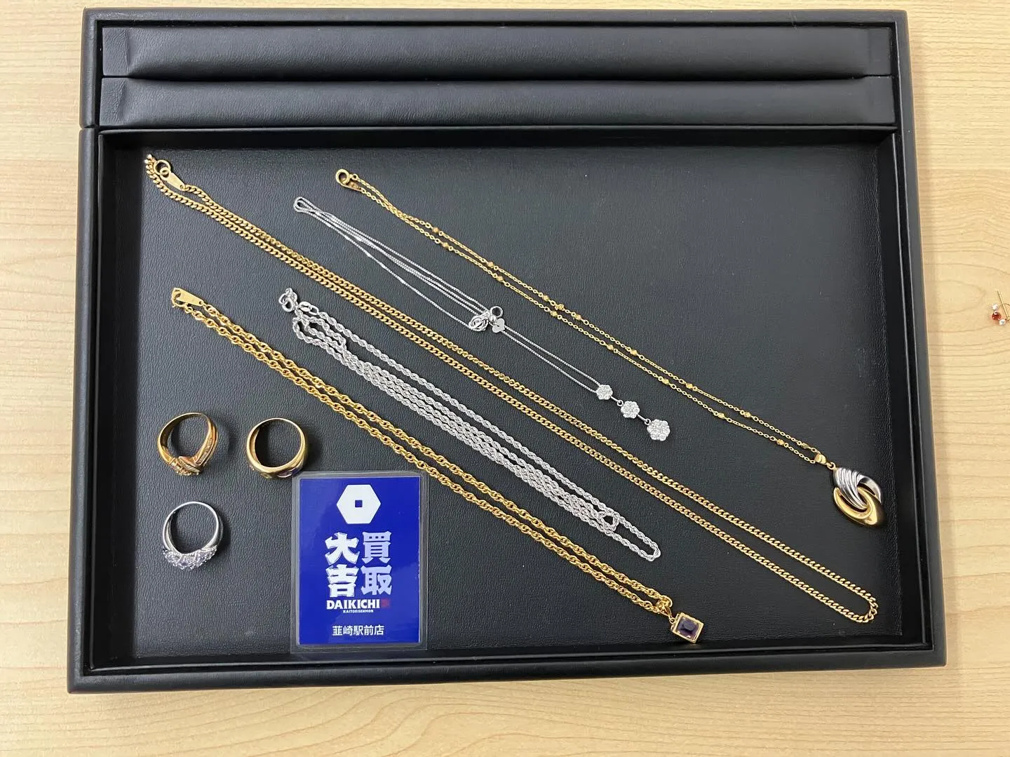 本日は北杜市のお客様より貴重なアクセサリーのご買取をさせてい...