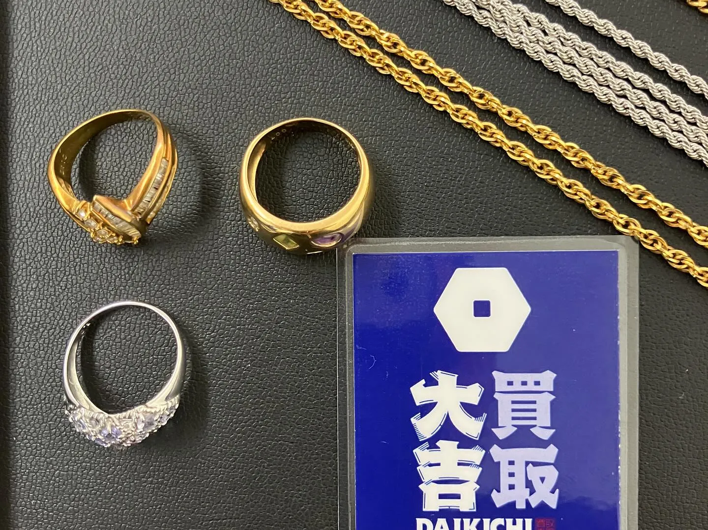 本日は北杜市のお客様より貴重なアクセサリーのご買取をさせてい...